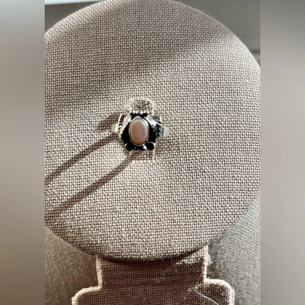 Vintage Sterling Silver Southwestern Pinkish White Iridescent Cabochon Ring Sz 4
